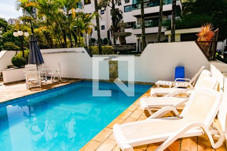 Apartamento à venda com 250m², 3 quartos e 4 vagas Apartamento à venda com 250m², 3 quartos e 4 vagasÁrea comum - Piscina