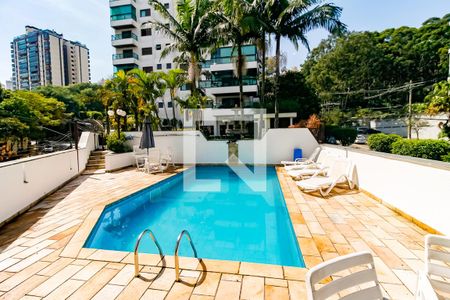 Apartamento à venda com 250m², 3 quartos e 4 vagas Apartamento à venda com 250m², 3 quartos e 4 vagasÁrea comum - Piscina