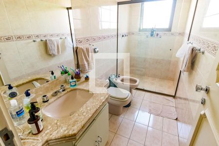 Apartamento à venda com 250m², 3 quartos e 4 vagas Apartamento à venda com 250m², 3 quartos e 4 vagasBanheiro da Suíte 2