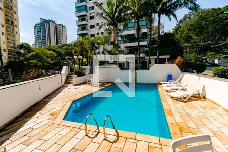 Apartamento à venda com 250m², 3 quartos e 4 vagas Apartamento à venda com 250m², 3 quartos e 4 vagasÁrea comum - Piscina