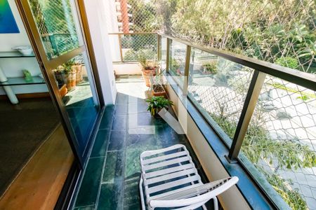 Apartamento à venda com 250m², 3 quartos e 4 vagas Apartamento à venda com 250m², 3 quartos e 4 vagasVaranda