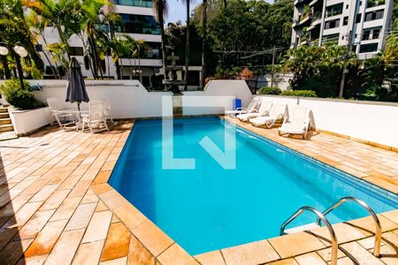 Apartamento à venda com 250m², 3 quartos e 4 vagas Apartamento à venda com 250m², 3 quartos e 4 vagasÁrea comum - Piscina