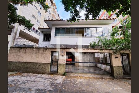 Casa à venda com 300m², 4 quartos e 4 vagasFachada