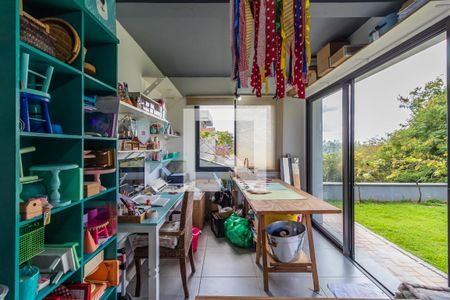 Casa de condomínio à venda com 327m², 4 quartos e 6 vagasSalão no Quintal