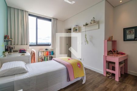 Casa de condomínio à venda com 327m², 4 quartos e 6 vagasSuíte 2