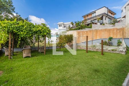 Casa de condomínio à venda com 327m², 4 quartos e 6 vagasQuintal
