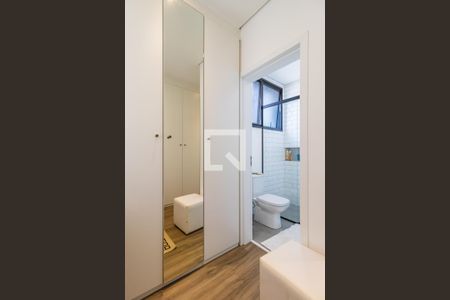 Casa de condomínio à venda com 327m², 4 quartos e 6 vagasBanheiro da Suíte 1