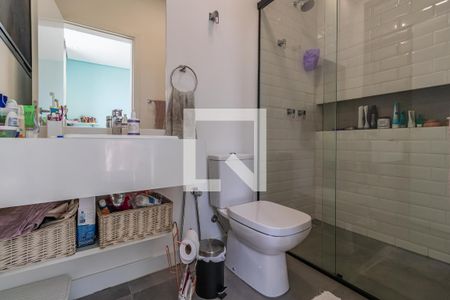 Casa de condomínio à venda com 327m², 4 quartos e 6 vagasBanheiro da Suíte 2