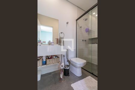 Casa de condomínio à venda com 327m², 4 quartos e 6 vagasBanheiro da Suíte 2