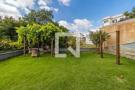 Casa de condomínio à venda com 327m², 4 quartos e 6 vagasQuintal