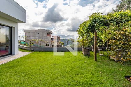 Casa de condomínio à venda com 327m², 4 quartos e 6 vagasQuintal