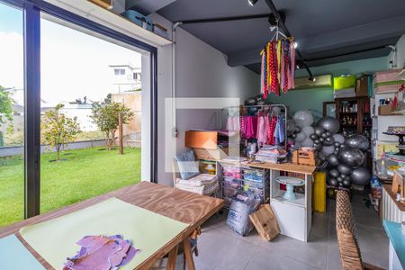 Casa de condomínio à venda com 327m², 4 quartos e 6 vagasSalão no Quintal