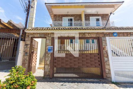 Casa à venda com 331m², 3 quartos e 6 vagas Casa à venda com 331m², 3 quartos e 6 vagasFachada