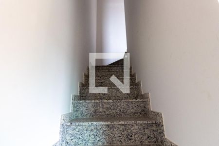 Escada de casa de condomínio para alugar com 2 quartos, 68m² em Jardim Nordeste, São Paulo