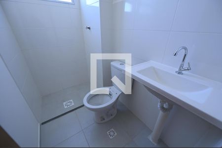 banheiro de apartamento para alugar com 2 quartos, 44m² em Chácara São Pedro, Aparecida de Goiânia