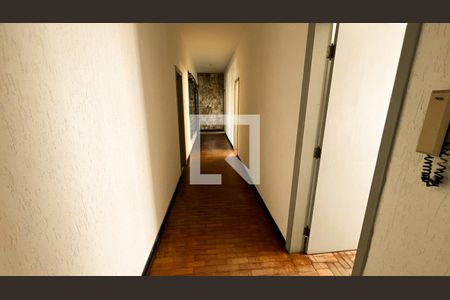 Casa à venda com 587m², 5 quartos e 16 vagasCorredor