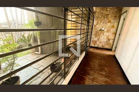 Casa à venda com 587m², 5 quartos e 16 vagasCorredor