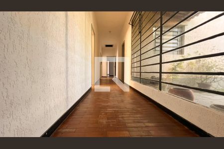 Casa à venda com 587m², 5 quartos e 16 vagasCorredor