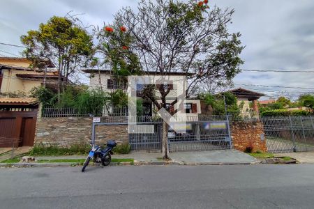 Casa à venda com 300m², 4 quartos e 4 vagasFachada