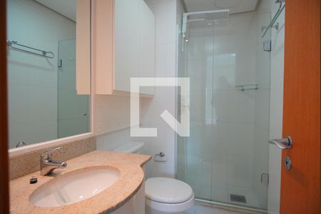 Banheiro de kitnet/studio para alugar com 1 quarto, 38m² em Três Figueiras, Porto Alegre