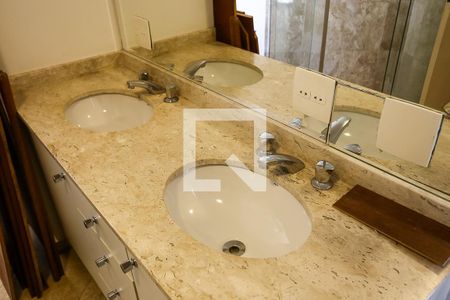 Apartamento à venda com 290m², 5 quartos e 3 vagasBanheiro da Suíte 4