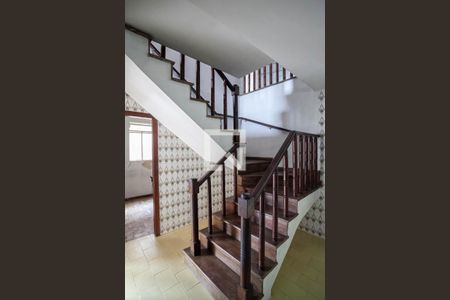 Casa para alugar com 360m², 5 quartos e 2 vagas Casa para alugar com 360m², 5 quartos e 2 vagasEscada