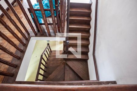 Casa para alugar com 360m², 5 quartos e 2 vagas Casa para alugar com 360m², 5 quartos e 2 vagasEscada