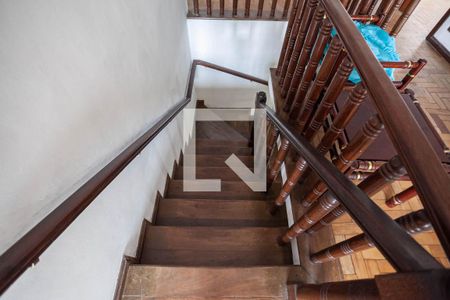 Casa para alugar com 360m², 5 quartos e 2 vagas Casa para alugar com 360m², 5 quartos e 2 vagasEscada