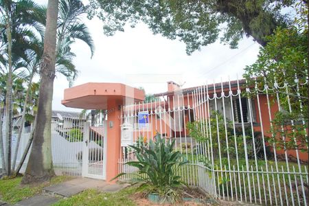 Casa à venda com 273m², 4 quartos e 2 vagas Casa à venda com 273m², 4 quartos e 2 vagasFachada da Casa