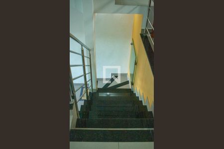 Casa à venda com 280m², 3 quartos e 2 vagas Casa à venda com 280m², 3 quartos e 2 vagasEscada