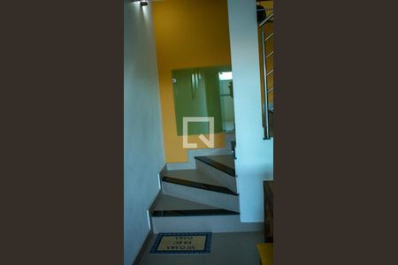 Casa à venda com 280m², 3 quartos e 2 vagas Casa à venda com 280m², 3 quartos e 2 vagasEscada