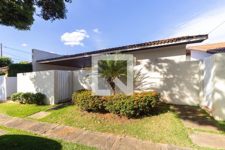 Casa para alugar com 256m², 3 quartos e 3 vagas Casa para alugar com 256m², 3 quartos e 3 vagasFachada