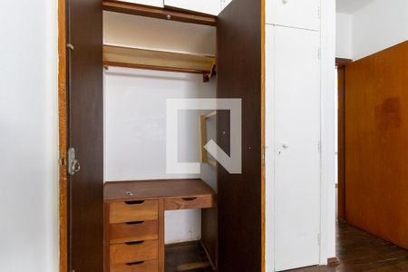 Casa para alugar com 256m², 3 quartos e 3 vagas Casa para alugar com 256m², 3 quartos e 3 vagasQuarto 2 - Armários