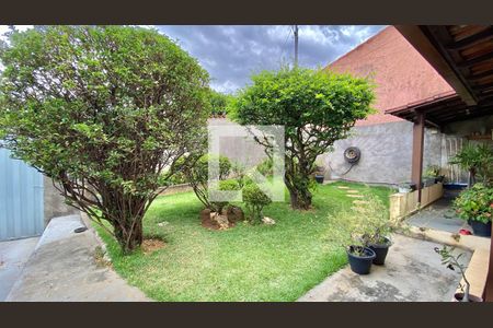 Casa à venda com 330m², 6 quartos e 4 vagas Casa à venda com 330m², 6 quartos e 4 vagasCasa 01 - Quintal