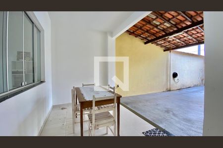 Casa à venda com 330m², 6 quartos e 4 vagas Casa à venda com 330m², 6 quartos e 4 vagasCasa 2 - Varanda