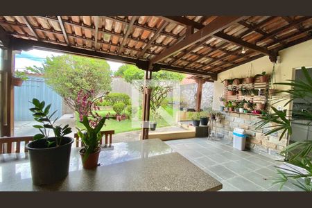 Casa à venda com 330m², 6 quartos e 4 vagas Casa à venda com 330m², 6 quartos e 4 vagasCasa 01 - Varanda