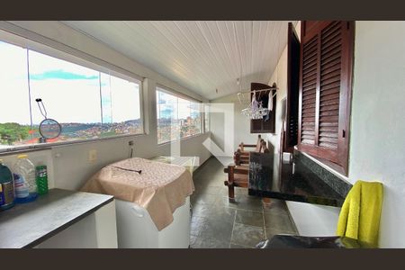 Casa à venda com 330m², 6 quartos e 4 vagas Casa à venda com 330m², 6 quartos e 4 vagasCasa 01 - Area de Serviços