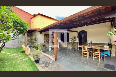 Casa à venda com 330m², 6 quartos e 4 vagas Casa à venda com 330m², 6 quartos e 4 vagasCasa 01 -Varanda