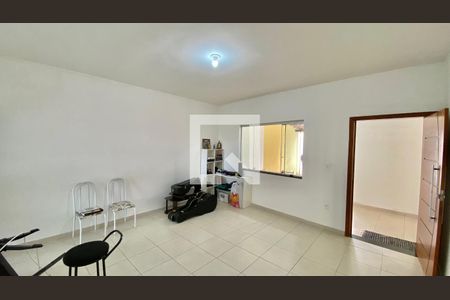 Casa à venda com 330m², 6 quartos e 4 vagas Casa à venda com 330m², 6 quartos e 4 vagasCasa 2 - Sala