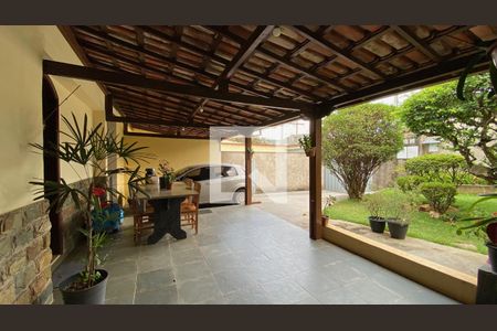 Casa à venda com 330m², 6 quartos e 4 vagas Casa à venda com 330m², 6 quartos e 4 vagasCasa 01 - Varanda