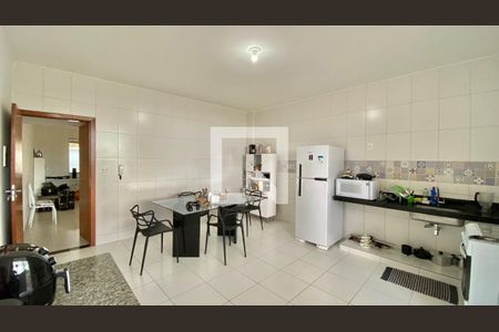 Casa à venda com 330m², 6 quartos e 4 vagas Casa à venda com 330m², 6 quartos e 4 vagasCasa 2 - Cozinha