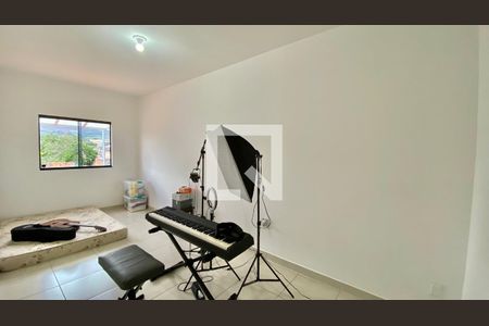 Casa à venda com 330m², 6 quartos e 4 vagas Casa à venda com 330m², 6 quartos e 4 vagasCasa 2 - Quarto