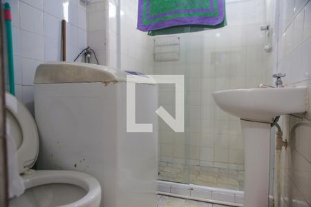 Banheiro de kitnet/studio para alugar com 1 quarto, 37m² em Aparecida, Santos