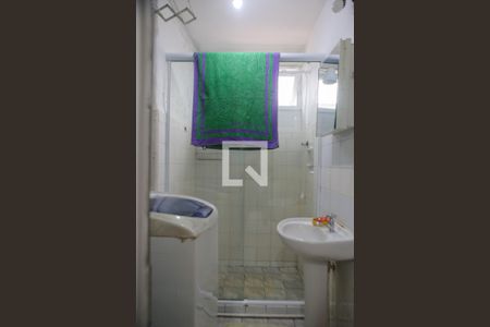 Banheiro de kitnet/studio para alugar com 1 quarto, 37m² em Aparecida, Santos