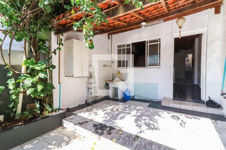 Casa à venda com 50m², 1 quarto e sem vagaQuintal e Área de Serviço