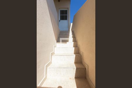 Casa para alugar com 100m², 2 quartos e sem vaga Casa para alugar com 100m², 2 quartos e sem vagaEscada - Entrada