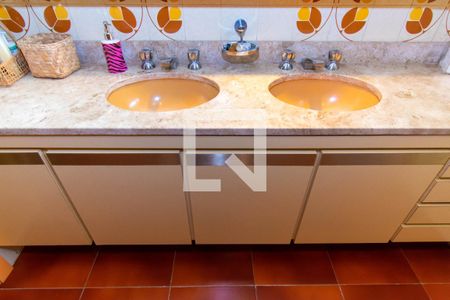 Casa à venda com 420m², 4 quartos e 4 vagasBanheiro da Suíte 2