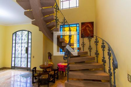 Casa à venda com 420m², 4 quartos e 4 vagasEscada