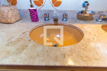 Casa à venda com 420m², 4 quartos e 4 vagasBanheiro da Suíte 2