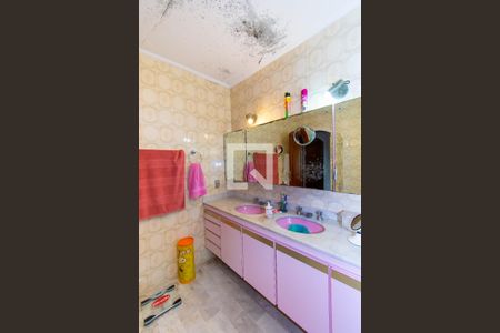 Casa à venda com 420m², 4 quartos e 4 vagasBanheiro da Suíte 1